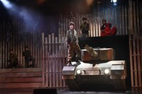 「Berryz工房10周年記念舞台 演劇女子部『ミュージカル戦国自衛隊』」のワンシーン。