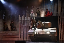 「Berryz工房10周年記念舞台 演劇女子部『ミュージカル戦国自衛隊』」のワンシーン。