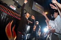 日本代表DJとしてKAZUMA TAKAHASHIが発表された直後の様子。