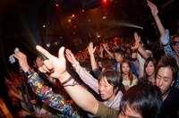 DJパフォーマンスに盛り上がるオーディエンス。