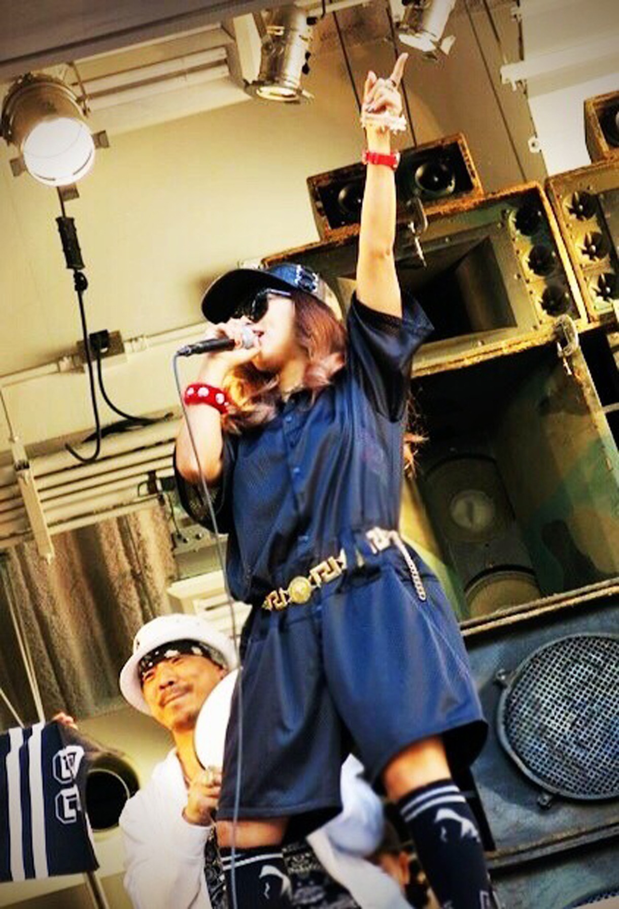 MINMI。5月10日に大阪・アメリカ村三角公園で行われたライブの模様。