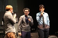 「亀子の部屋」でトークを繰り広げる近藤隆久編集長、ハマ・オカモト、亀田誠治。