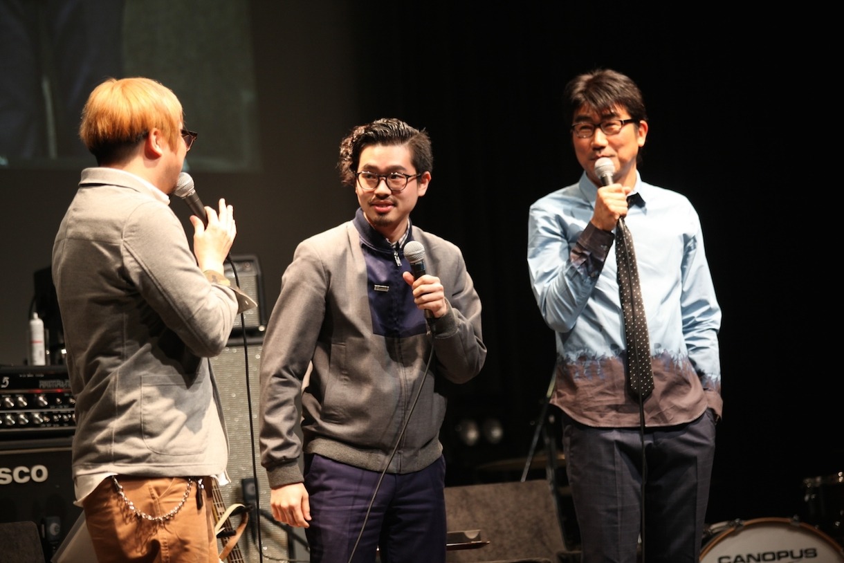 「亀子の部屋」でトークを繰り広げる近藤隆久編集長、ハマ・オカモト、亀田誠治。