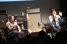 和やかに語り合うハマ・オカモトと亀田誠治。