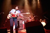 亀田誠治とハマ・オカモトのセッションの様子。