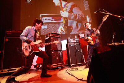 亀田誠治とハマ・オカモトのセッションの様子。