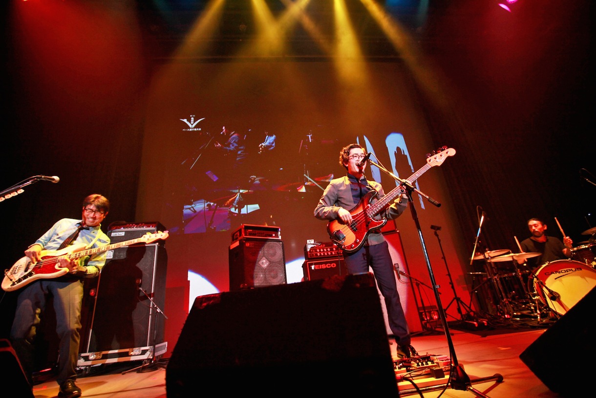 亀田誠治とハマ・オカモトのセッションの様子。