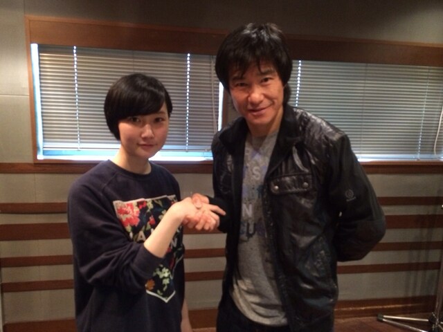 左からbomi、中山雅史。