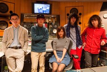 遠藤舞とOKAMOTO'S。右から2番目がオカモトショウ。