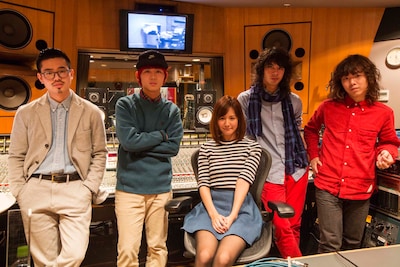 遠藤舞とOKAMOTO'S。右から2番目がオカモトショウ。