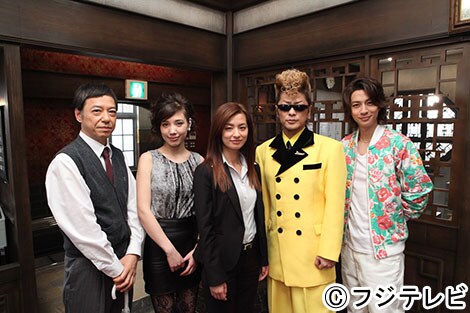 左から板尾創路、仲里依紗、尾野真千子、綾小路翔、三浦翔平。