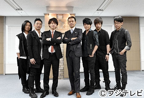 「ビター・ブラッド～最悪で最強の親子刑事～」撮影現場を訪問し、佐藤健と渡部篤郎を囲んで記念撮影をするMayday。