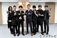 佐藤健と渡部篤郎を囲むMaydayのメンバー。