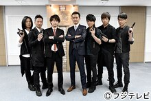佐藤健と渡部篤郎を囲むMaydayのメンバー。