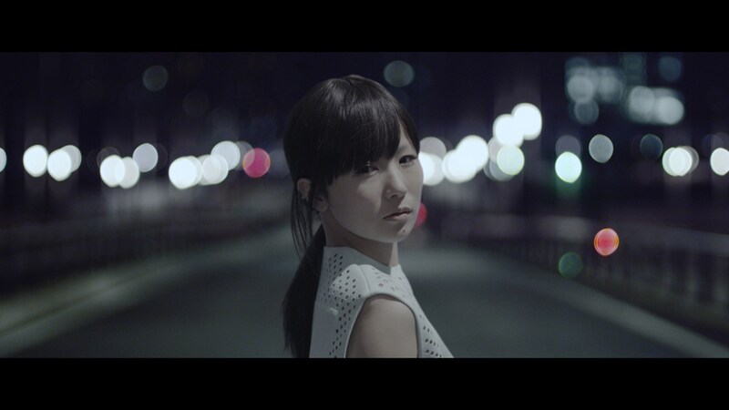 椎名林檎「青春の瞬き」ビデオクリップのワンシーン。