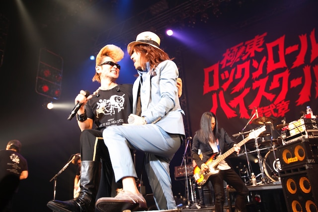 ツインボーカルで「Venus」を歌う綾小路翔と清春。