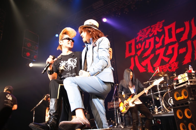 ツインボーカルで「Venus」を歌う綾小路翔と清春。