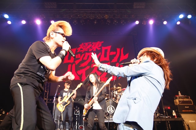 「黒夢 vs 氣志團 ～ロックンローラーは電氣羊の黒い夢を見るか？～」でセッションする氣志團と黒夢。