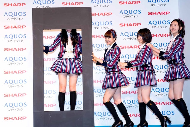 太い縁のボックスに入って登場した指原莉乃。