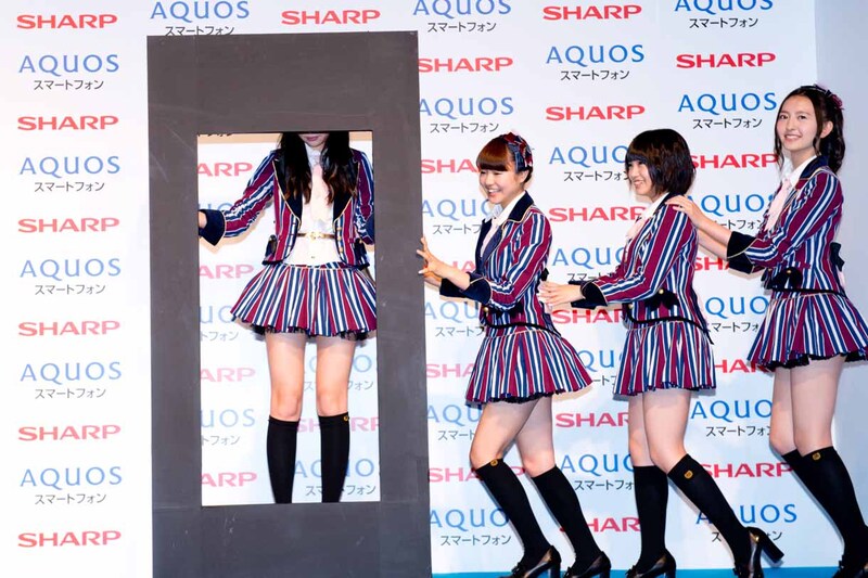 太い縁のボックスに入って登場した指原莉乃。