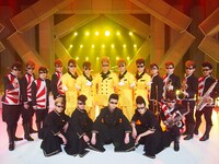 「MUSIC FAIR」収録時の氣志團、ダンサー、コーラスメンバー、ホーンセクション。