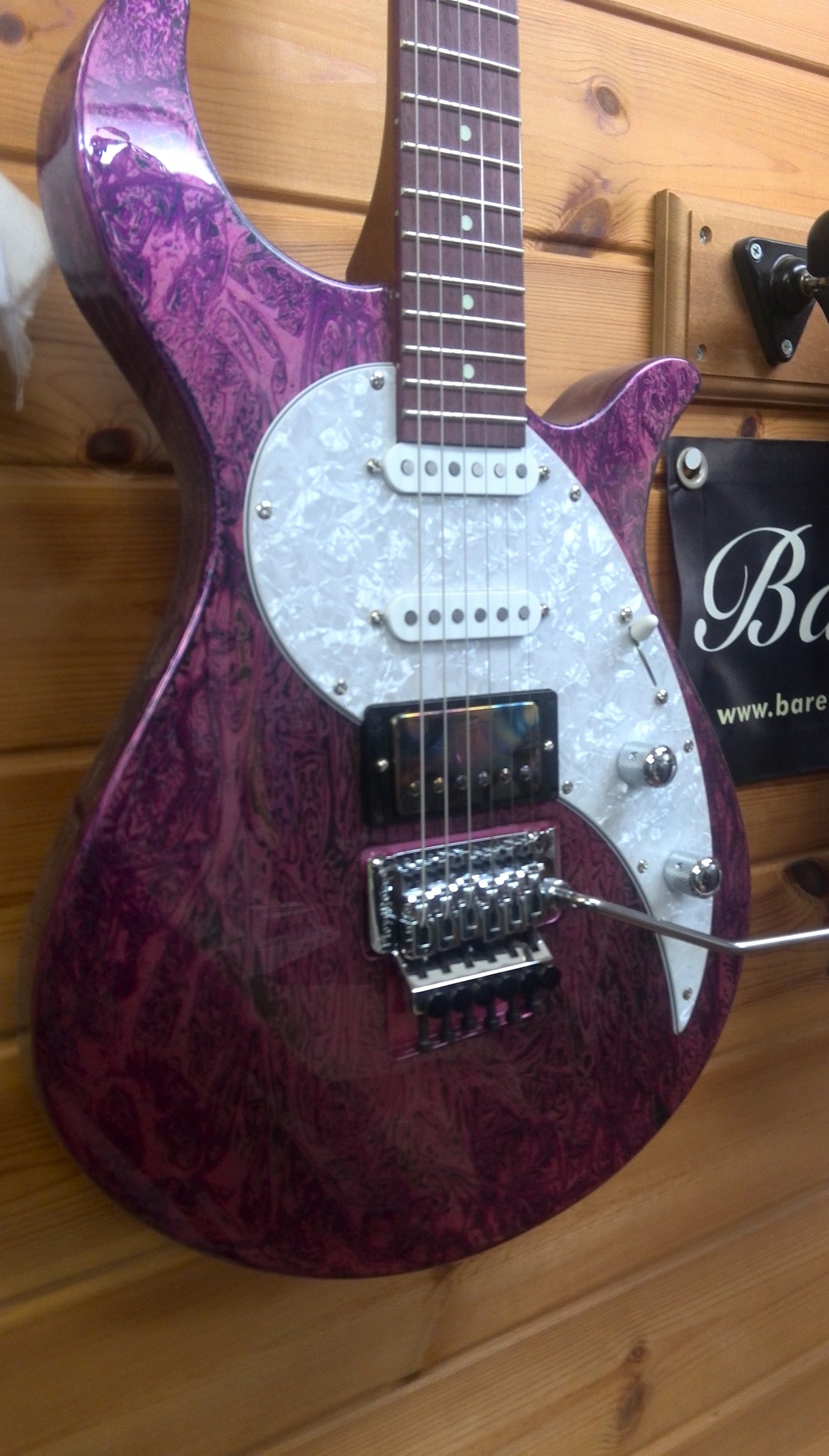 Sago NEW MATERIAL GUITARS製のギター。