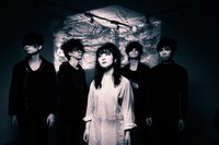 CQ。左から渡辺清美（G）、ササブチヒロシ（Dr）、大場和香（B）、澁谷潤（Vo, G）、菅原祥隆（G）。