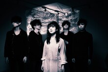 CQ。左から渡辺清美（G）、ササブチヒロシ（Dr）、大場和香（B）、澁谷潤（Vo, G）、菅原祥隆（G）。