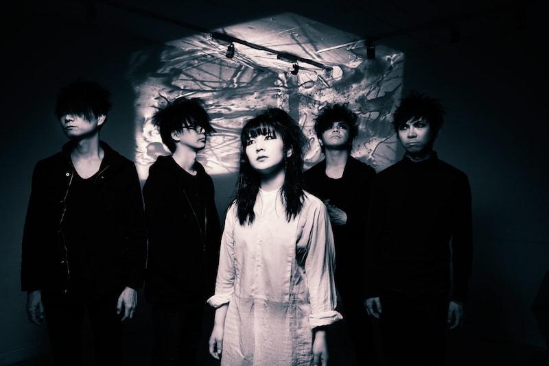 CQ。左から渡辺清美(G)、ササブチヒロシ(Dr)、大場和香(B)、澁谷潤(Vo, G)、菅原祥隆(G)。