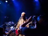 和嶋慎治（Vo, G）（撮影：KASSAI / 3PO DESIGN WORKSHOP）