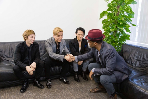 「夢で逢えるのに ～Sometimes I Cry～」の原曲を歌ったエリック・ベネイとw-inds.による対談の様子。