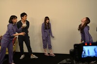 マシュマロキャッチ対決の様子。