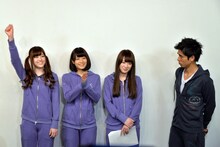 左から松村沙友理、深川麻衣、高山一実、K。