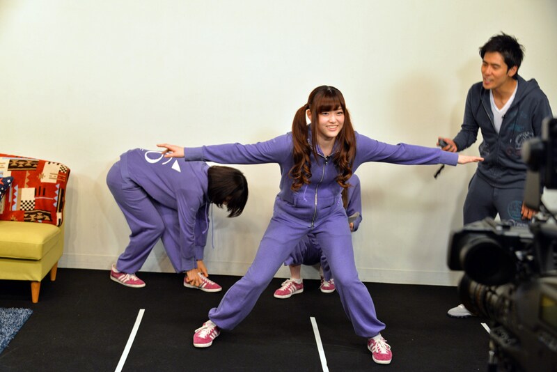 反復横跳びをする松村沙友理（中央）。