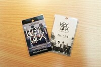 ラバープレスレット5種すべての購入者にプレゼントされるラミネートパス。