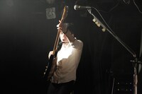 テスラは泣かない。の村上学（G, Vo）。