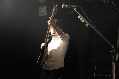 テスラは泣かない。の村上学（G, Vo）。