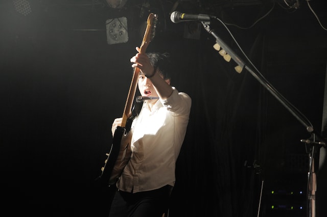 テスラは泣かない。の村上学（G, Vo）。