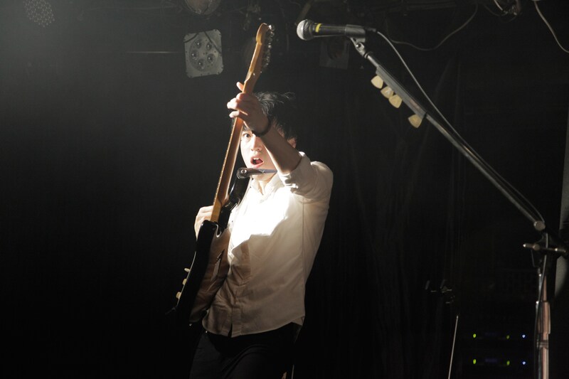 テスラは泣かない。の村上学（G, Vo）。