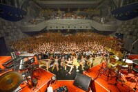 モーモールル・℃・ギャバーノ「『乱れうち。』からの『打止め！』」大阪公演の様子。（撮影：河上良）