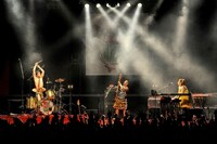 モーモールル・℃・ギャバーノ「『乱れうち。』からの『打止め！』」大阪公演の様子。（撮影：河上良）