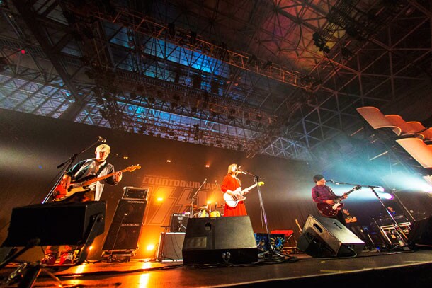 写真左がスズキヒサシ。