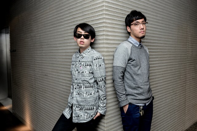 左からSALU、tofubeats。