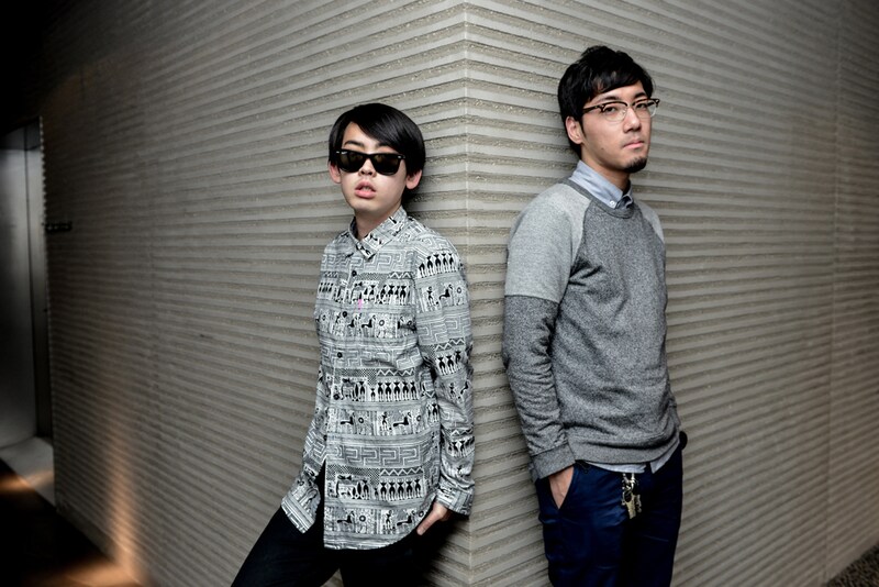 左からSALU、tofubeats。