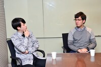 左からSALU、tofubeats。