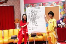 タイムスケジュールを発表する百田夏菜子（左）、玉井詩織（右）。