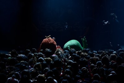 フロアの最前列で盛り上がるムックとガチャピン。（撮影：釘野孝宏）