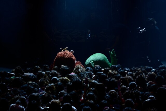 フロアの最前列で盛り上がるムックとガチャピン。（撮影：釘野孝宏）