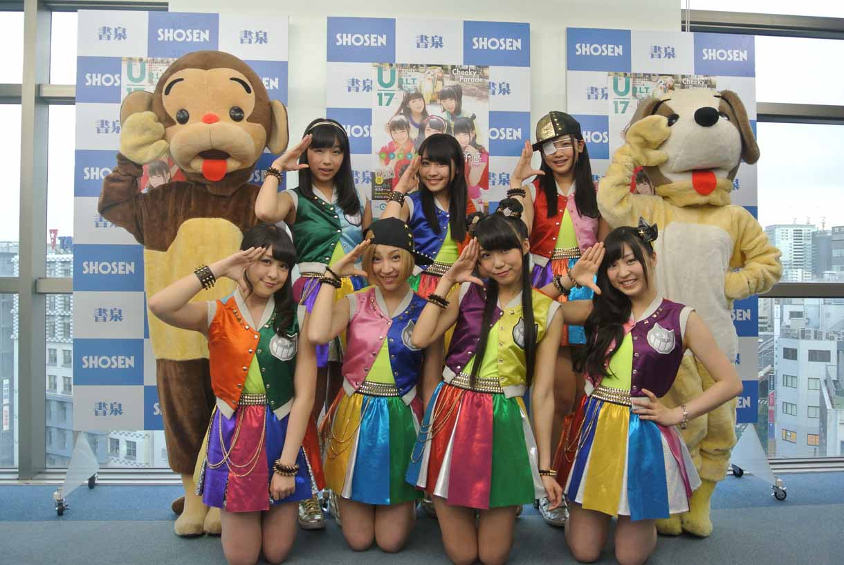 「B.L.T. U-17 vol.30」発売記念イベントに登場したCheeky Parade。サルは渡辺亜紗美、イヌは関根優那。