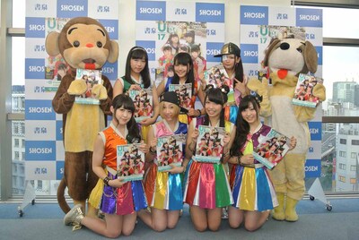 「B.L.T. U-17 vol.30」発売記念イベントに登場したCheeky Parade。サルは渡辺亜紗美、イヌは関根優那。